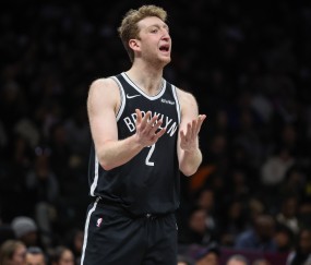 betvictor伟德官网-一通乱战！曼恩反击被追身大帽 沃尔夫补篮还被帽&amp;再次放篮才进