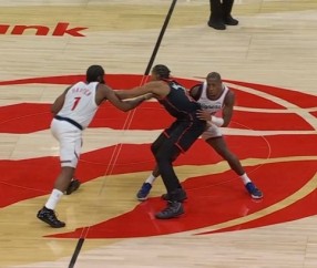 关键球！邓恩掩护撞到巴恩斯&amp;裁判吹掩护犯规 快船挑战失败