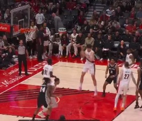 betvictor伟德官方网站-美媒：杨瀚森抢下防守篮板后，主场观众爆发出雷鸣般的呼声