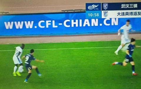 betvictor伟德官网-有些离谱，中超广告牌上中足联网址中的“CHINA”字样被拼错