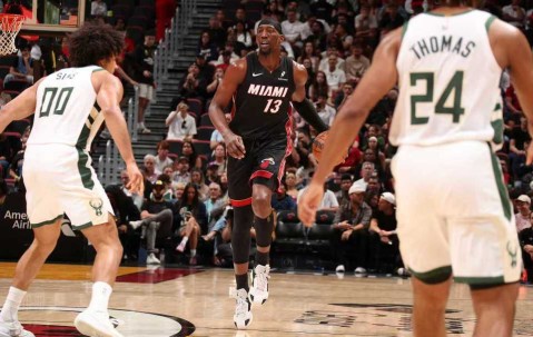 betvictor伟德-阿德巴约83分后轰21+8！热火险胜雄鹿豪取7连胜 字母哥31+6